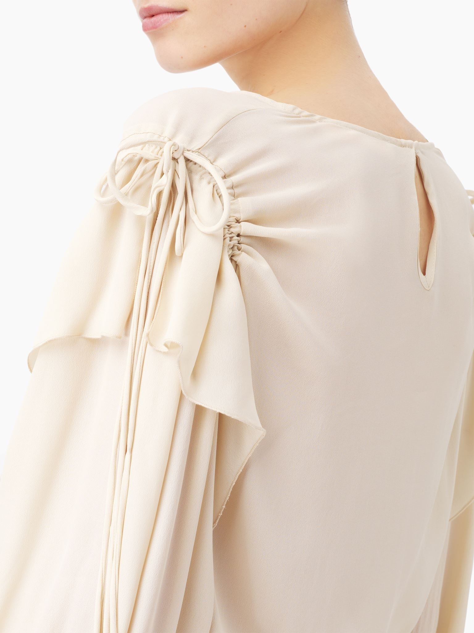 Blouse en soie mélangée avec détails de volants - Angora Beige
