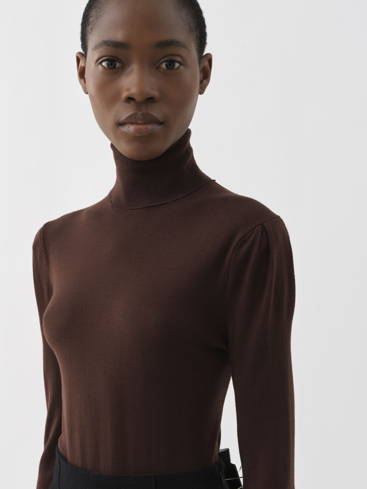 Pull ajusté à col roulé en laine - Rosewood Brown