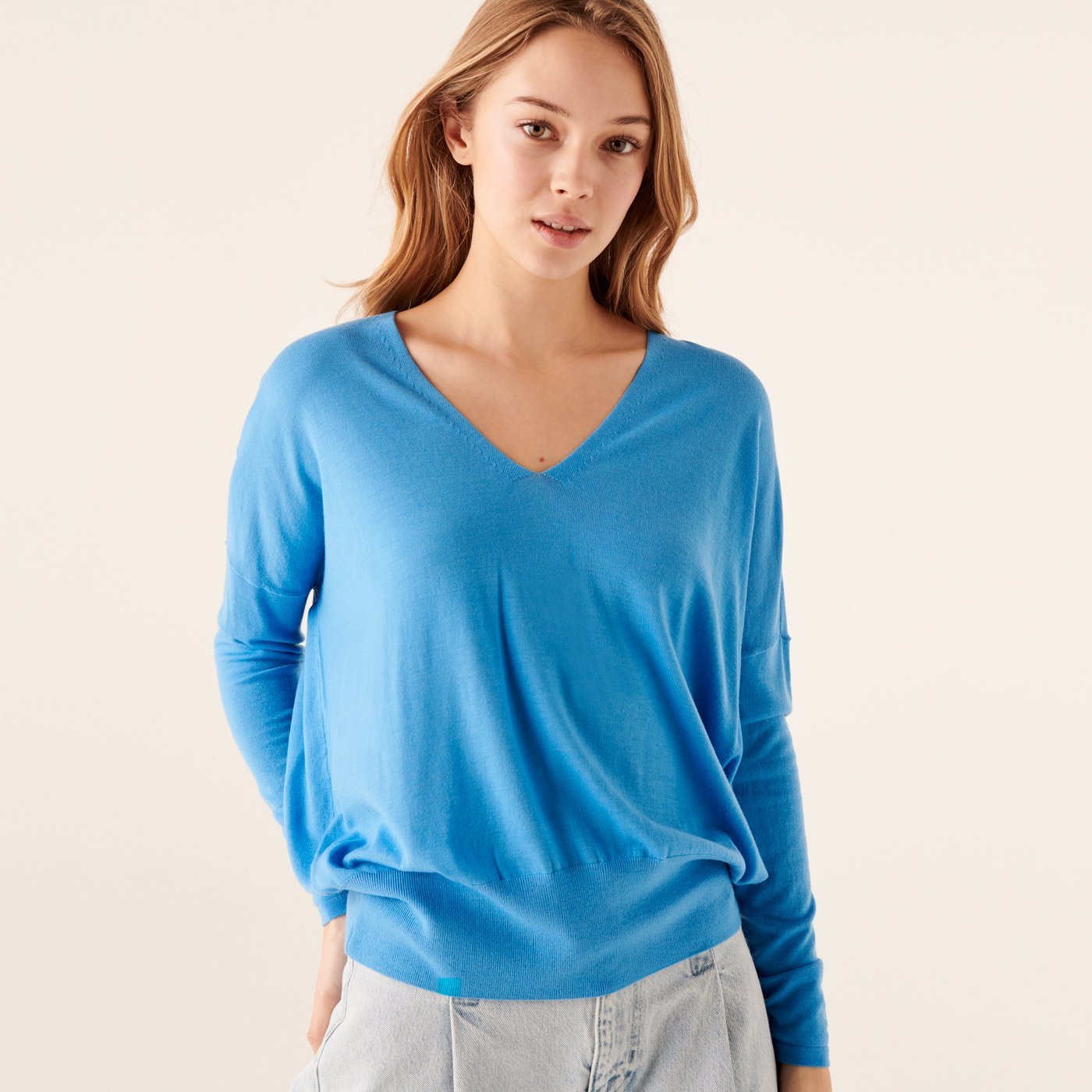 Pull à col V oversize à large bord côte en laine superfine - Pacific Blue