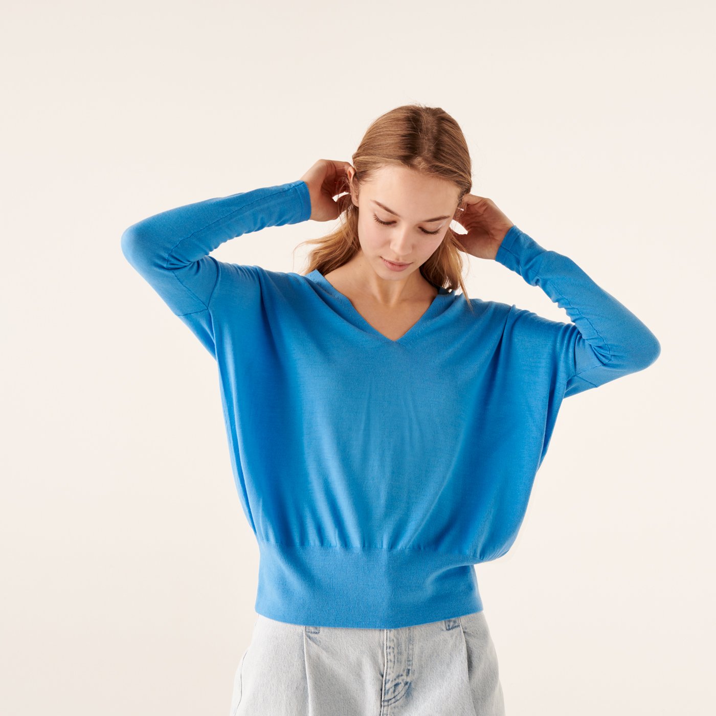 Pull à col V oversize à large bord côte en laine superfine - Pacific Blue