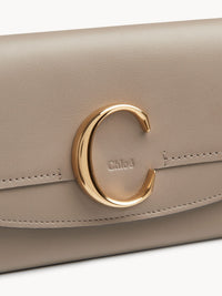 Portefeuille long à rabat Chloé C en cuir - Motty Grey