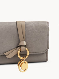 Portefeuille compact à trois volets Alphabet en cuir - Cashmere Light Grey