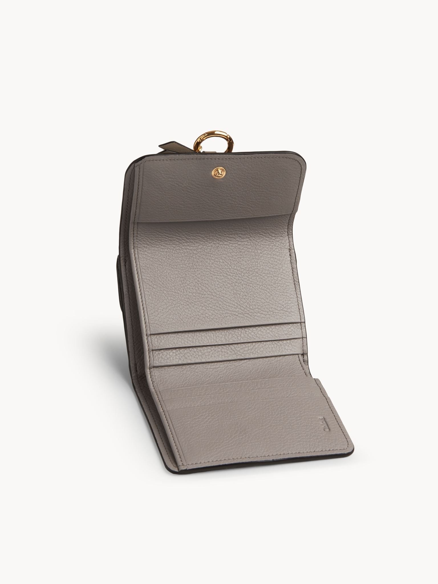 Portefeuille compact à trois volets Alphabet en cuir - Cashmere Light Grey