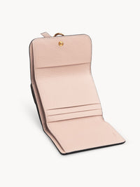 Portefeuille compact à trois volets Alphabet en cuir - Blush Nude