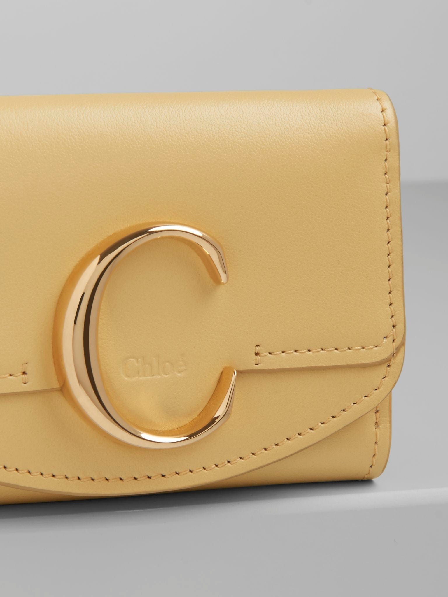Mini portefeuille à trois volets Chloé «C» en cuir - Raphia Vert