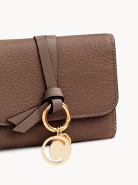 Portefeuille compact à trois volets Alphabet en cuir - Desert Taupe