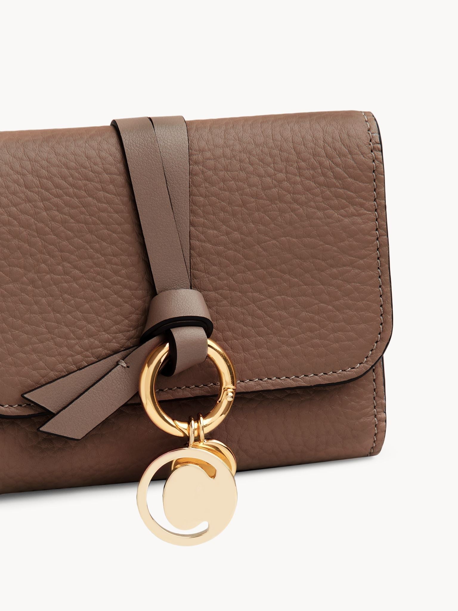 Portefeuille compact à trois volets Alphabet en cuir - Desert Taupe