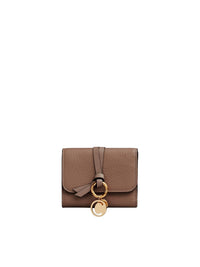 Portefeuille compact à trois volets Alphabet en cuir - Desert Taupe