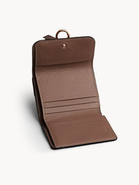 Portefeuille compact à trois volets Alphabet en cuir - Desert Taupe