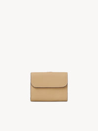 Portefeuille compact à trois volets Alphabet en cuir - Soft Tan