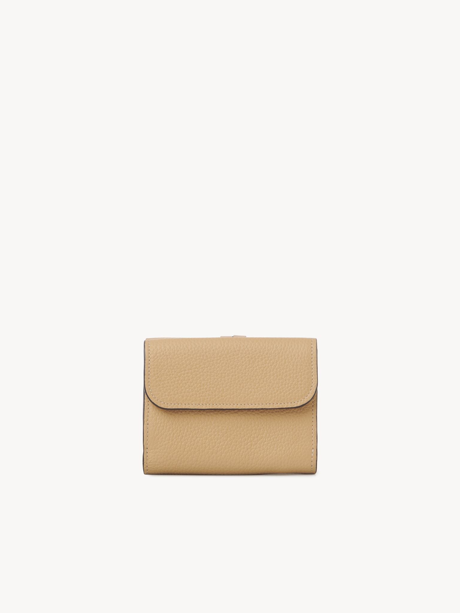 Portefeuille compact à trois volets Alphabet en cuir - Soft Tan