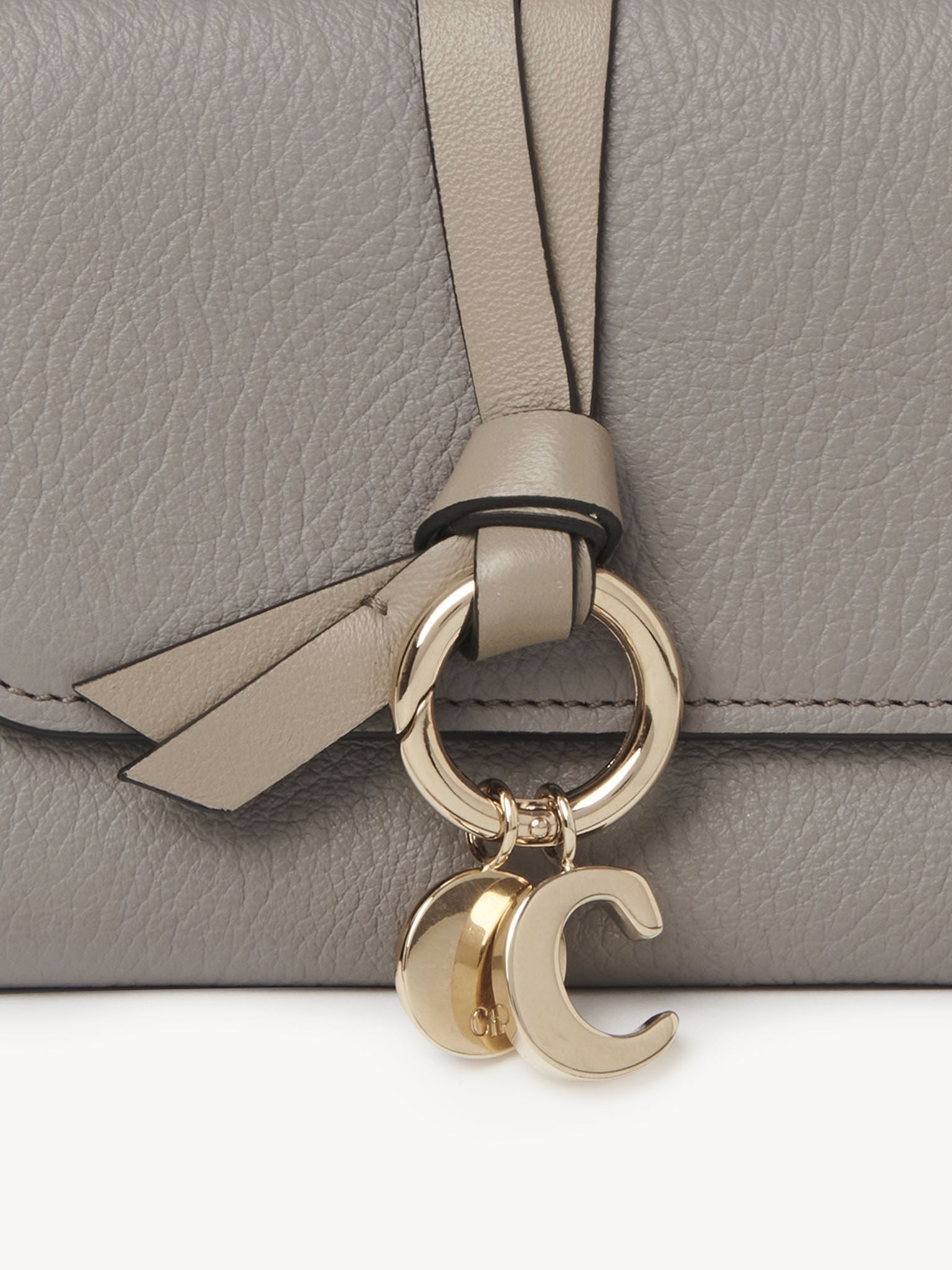 Portefeuille compact à trois volets Alphabet en cuir - Cashmere Grey