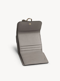 Portefeuille compact à trois volets Alphabet en cuir - Cashmere Grey