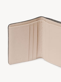 Portefeuille compact à trois volets Alphabet en cuir - Cement Pink