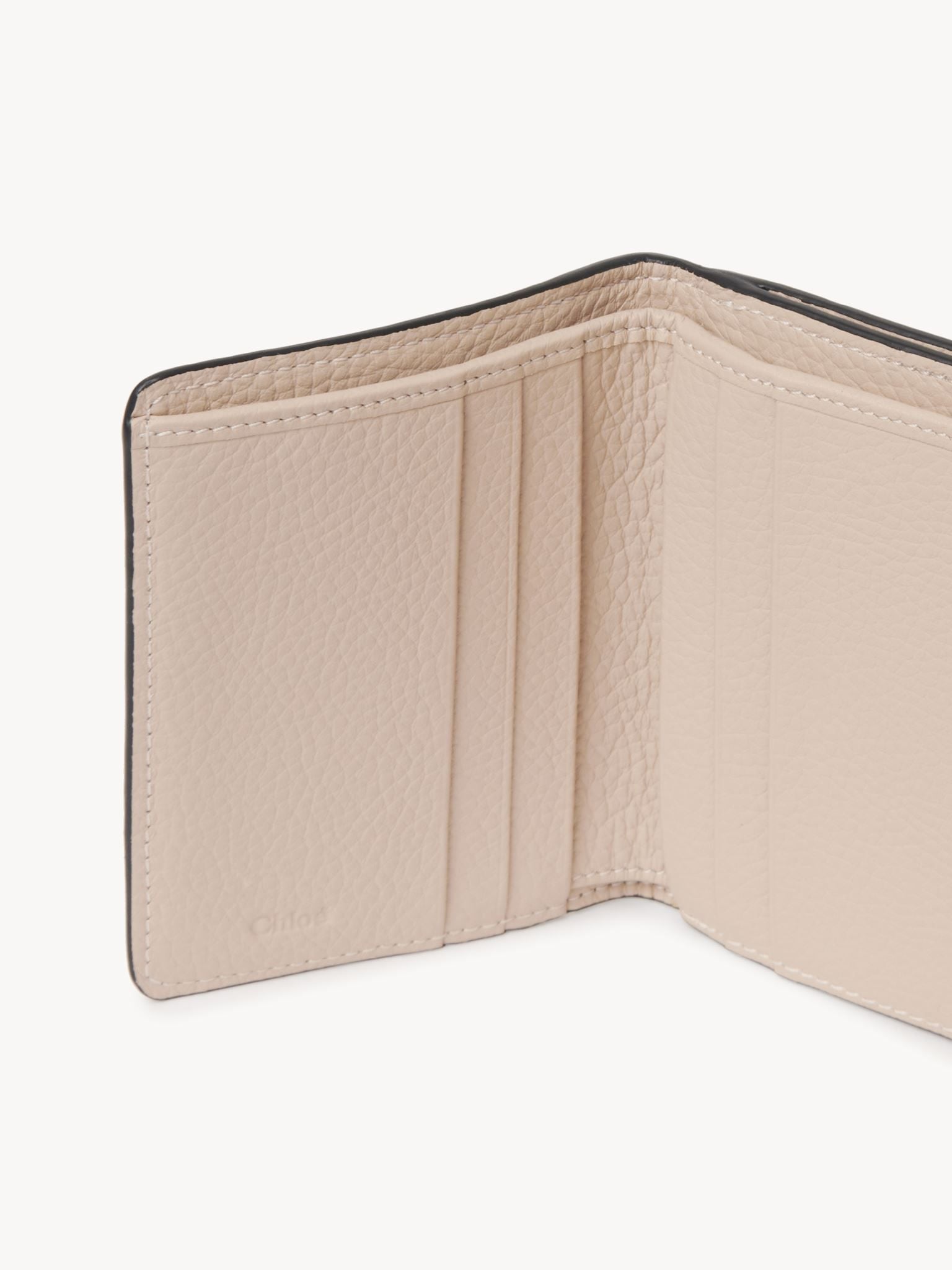 Portefeuille compact à trois volets Alphabet en cuir - Cement Pink