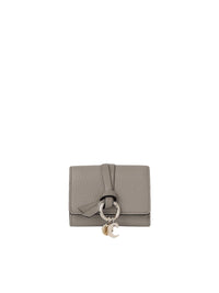 Mini portefeuille à trois volets Alphabet en cuir - Cashmere Light Grey