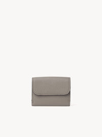 Mini portefeuille à trois volets Alphabet en cuir - Cashmere Light Grey