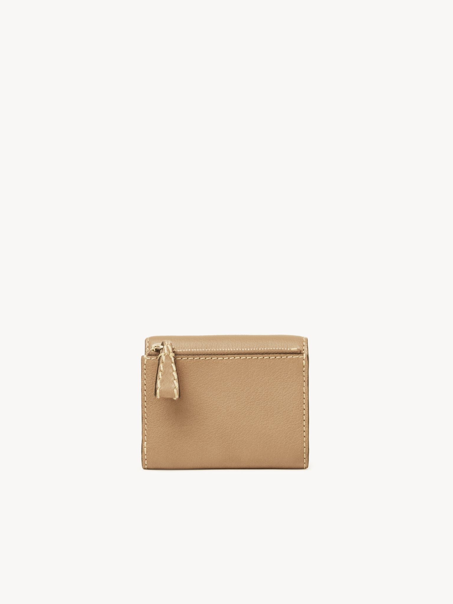 Portefeuille compact à trois volets Edith en cuir - Soft Tan
