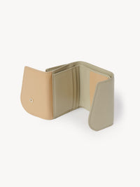 Portefeuille compact à trois volets Kiki en cuir - Slate Green