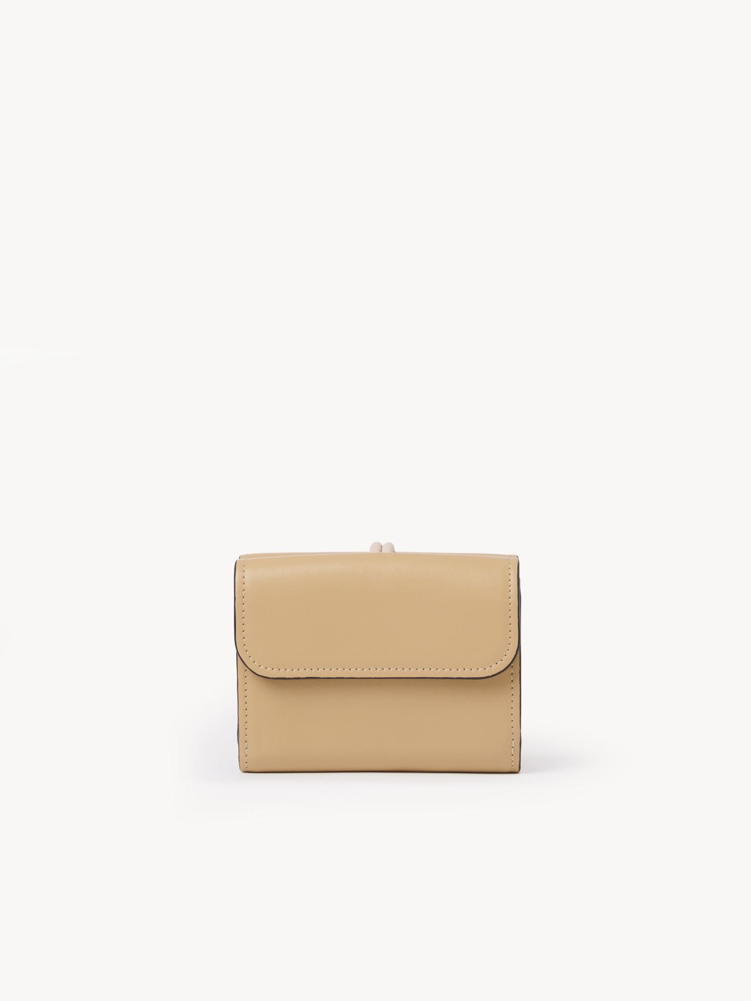 Portefeuille compact à trois volets Alphabet en cuir - Soft Light Tan