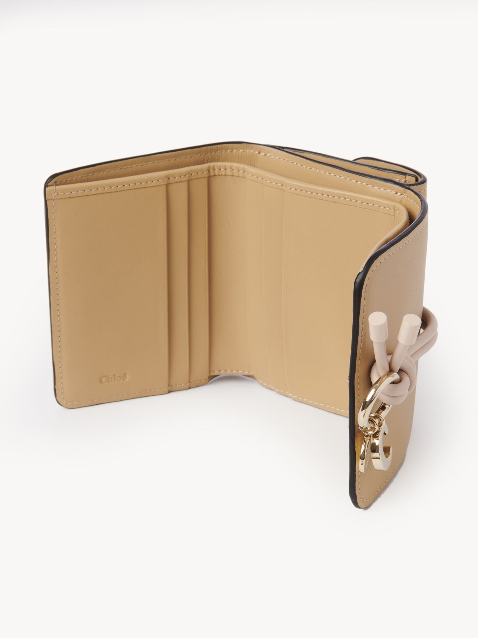 Portefeuille compact à trois volets Alphabet en cuir - Soft Light Tan