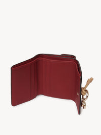 Portefeuille compact à trois volets Alphabet en cuir - Smoked Red