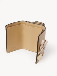 Mini portefeuille à trois volets Alphabet en cuir - Soft Tan