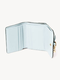 Portefeuille compact à trois volets Alphabet en cuir - Skylight Blue