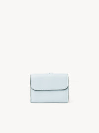 Portefeuille compact à trois volets Alphabet en cuir - Skylight Blue