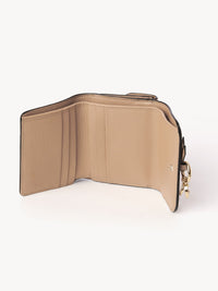 Portefeuille compact à trois volets Alphabet en cuir - Light Tan