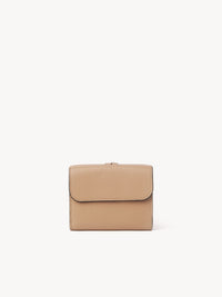 Portefeuille compact à trois volets Alphabet en cuir - Light Tan