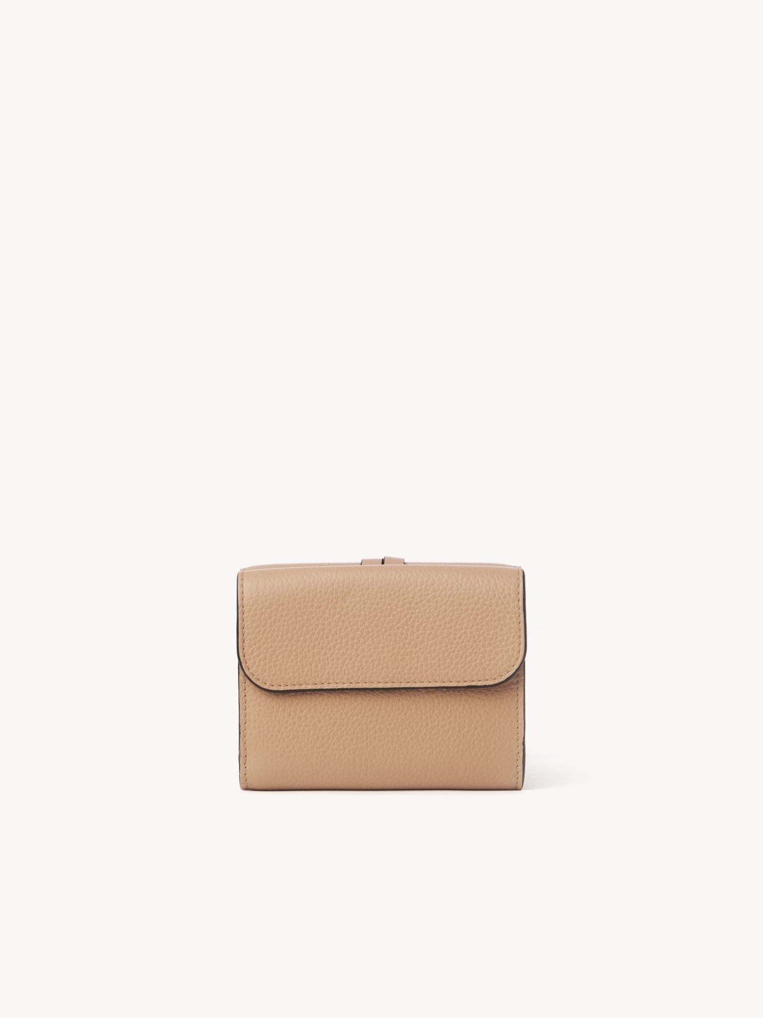 Portefeuille compact à trois volets Alphabet en cuir - Light Tan