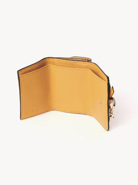 Mini portefeuille à trois volets Alphabet en cuir - Tan Apricot