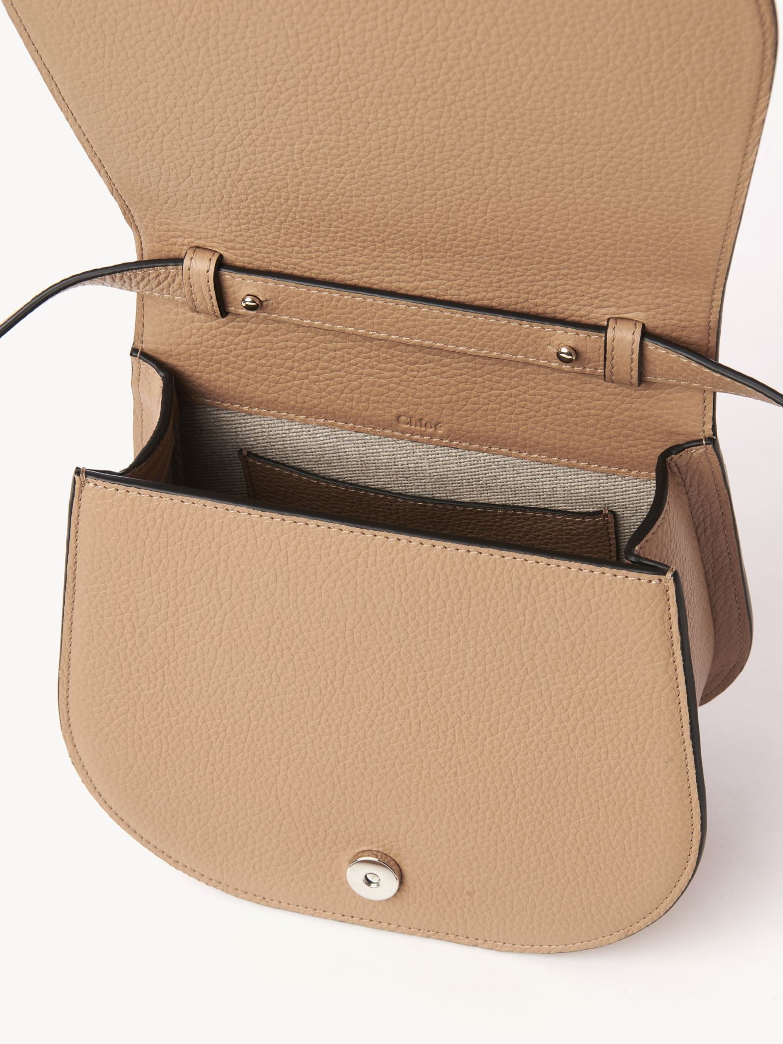Mini sac porté épaule Alphabet en cuir - Bronzage Léger