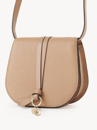 Mini sac porté épaule Alphabet en cuir - Bronzage Léger