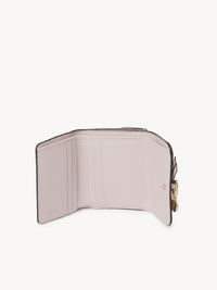 Portefeuille compact à trois volets Alphabet en cuir - Misty Lavender