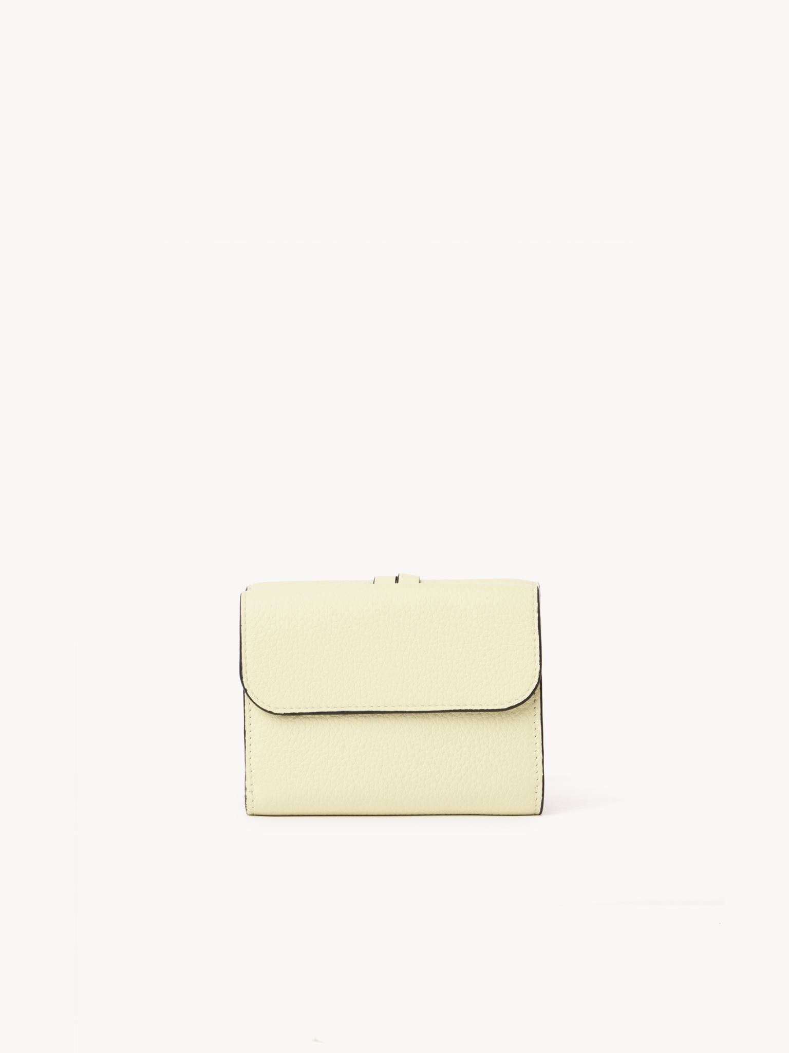 Portefeuille compact à trois volets Alphabet en cuir - Porcelain Yellow