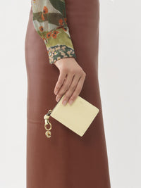 Portefeuille compact zippé Alphabet en cuir - Porcelain Yellow