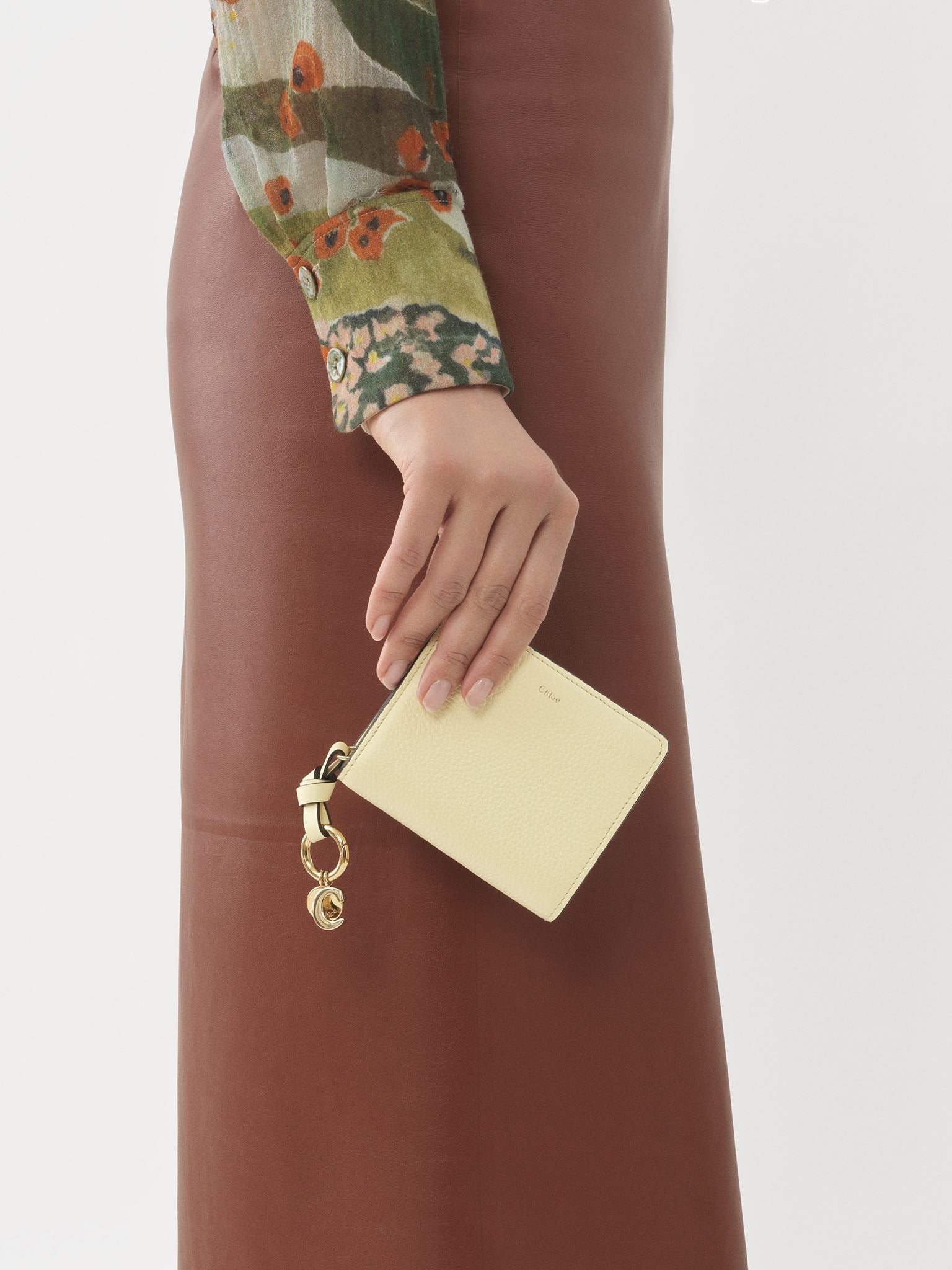 Portefeuille compact zippé Alphabet en cuir - Porcelain Yellow