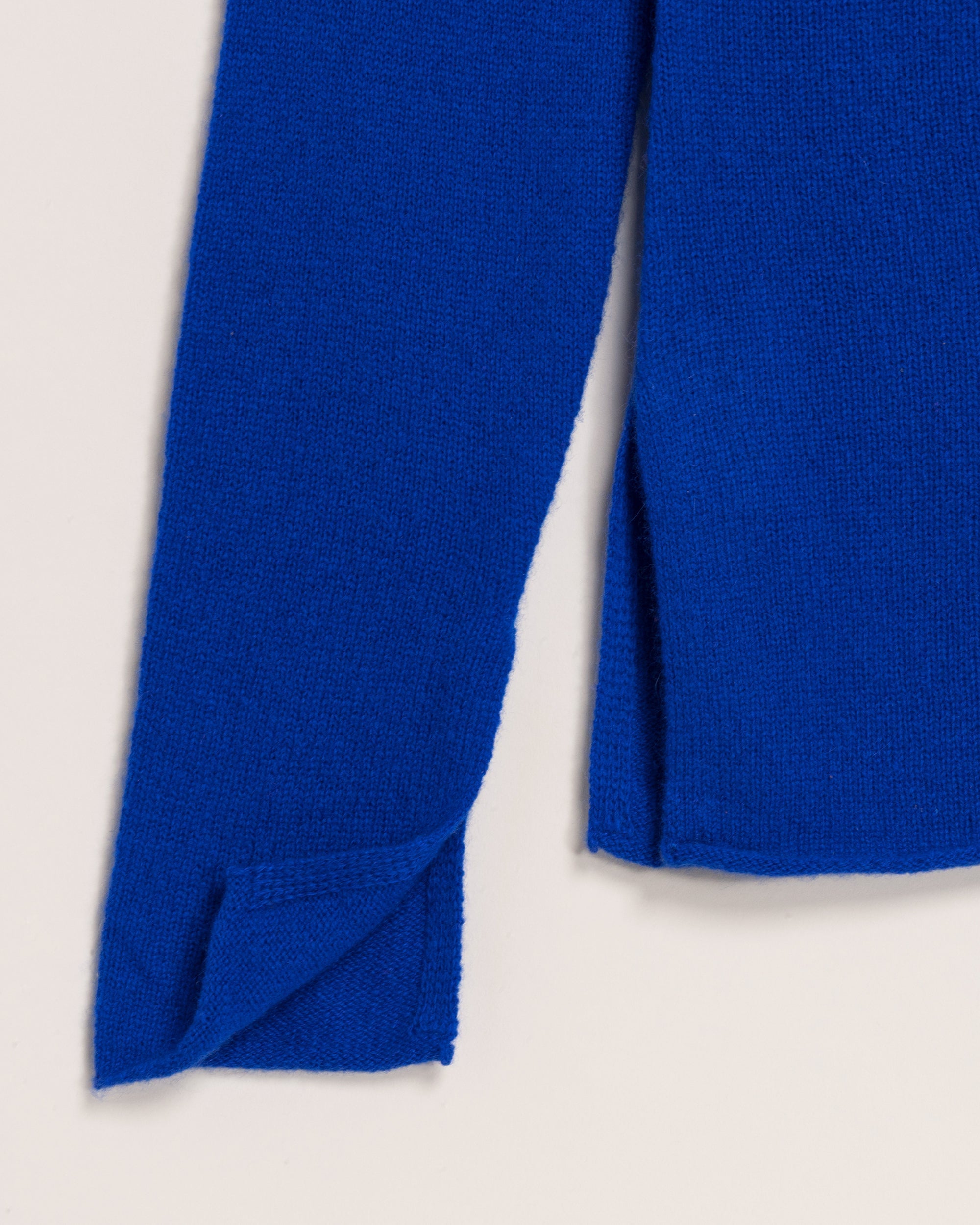 Pull fin Light à fente en cachemire - Electric Blue
