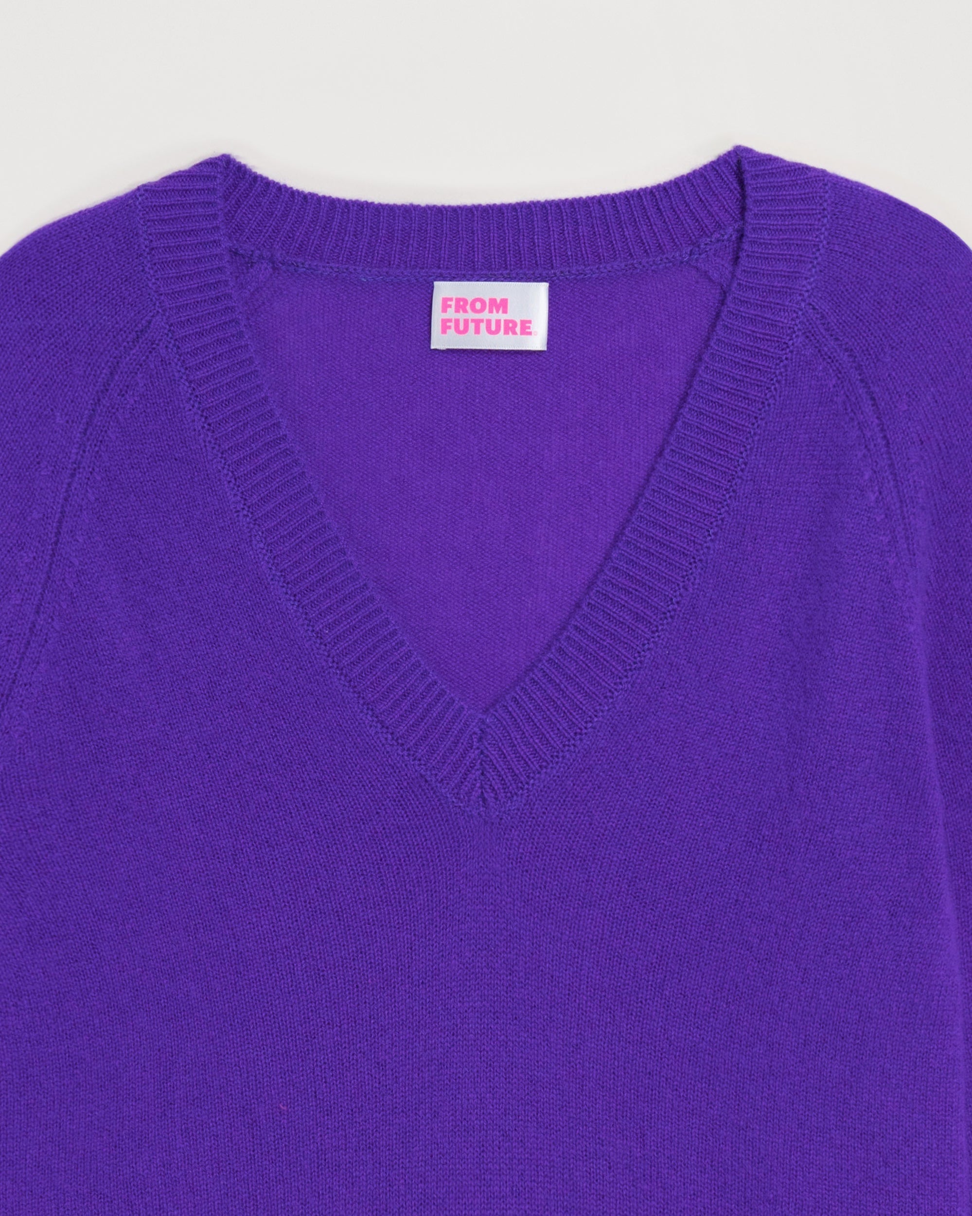 Pull court Light à col V en cachemire - Neon Purple