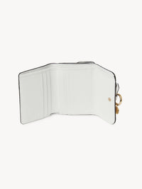 Portefeuille compact à trois volets Alphabet en cuir - Crystal White