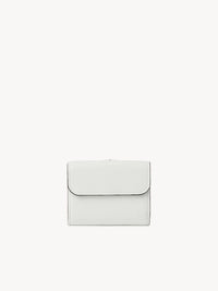 Portefeuille compact à trois volets Alphabet en cuir - Crystal White