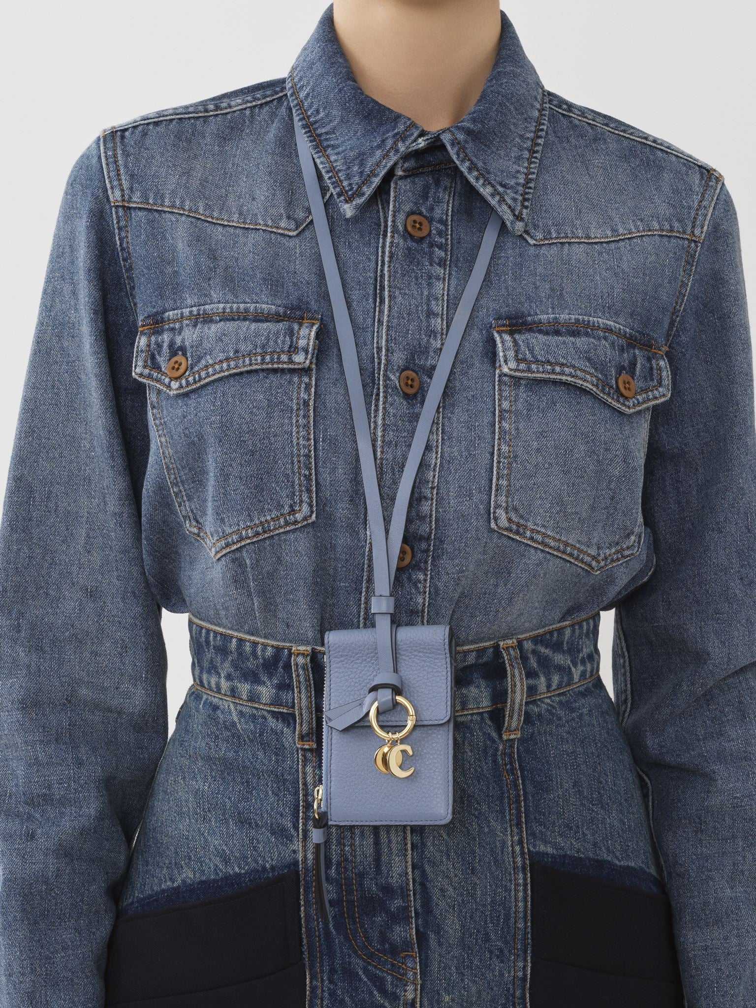 Porte-cartes à bandoulière Alphabet en cuir - Cobalt Ombragé