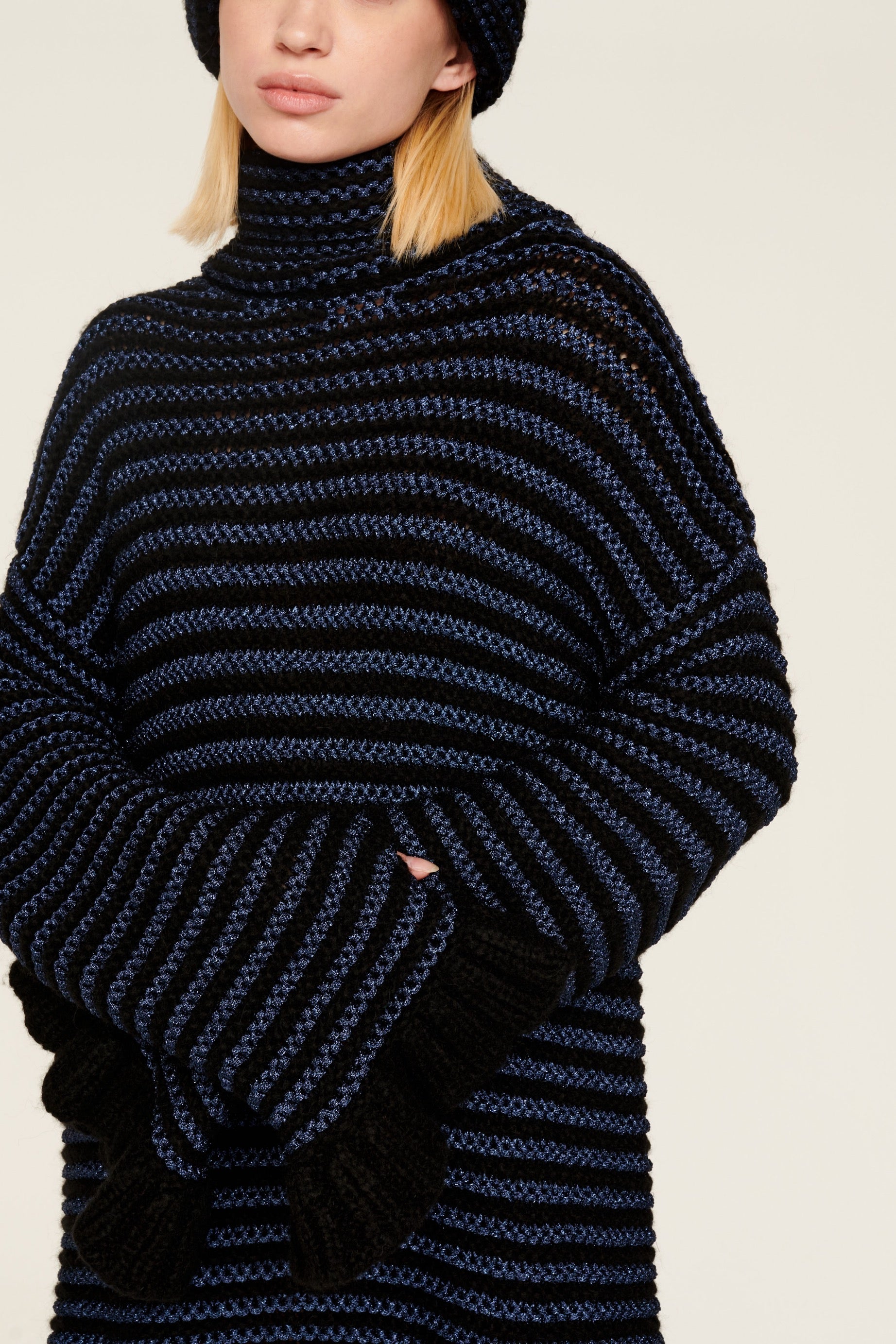 Robe courte tricot à coutures apparentes et à volants - Noir & Bleu
