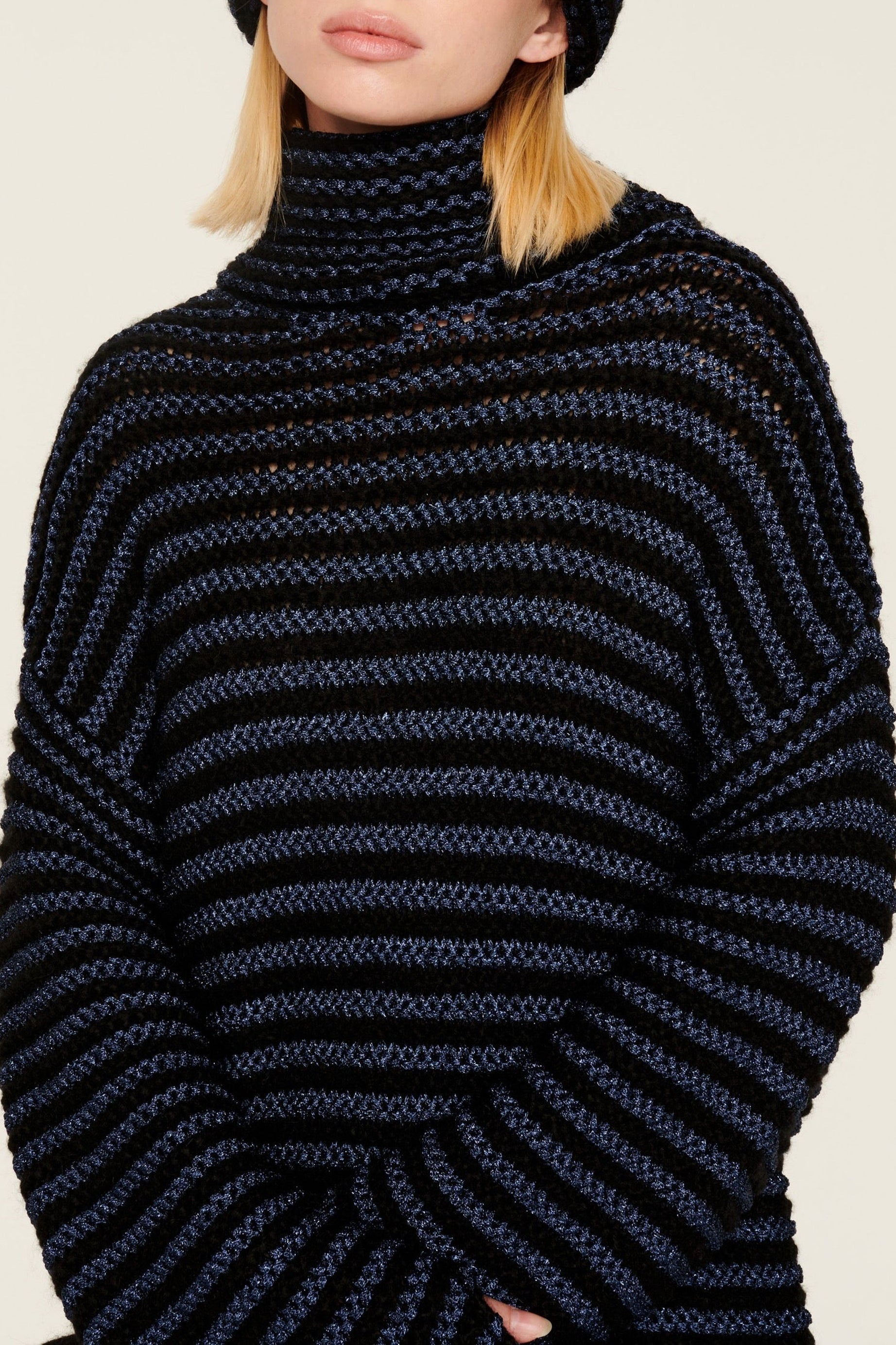 Robe courte tricot à coutures apparentes et à volants - Noir & Bleu