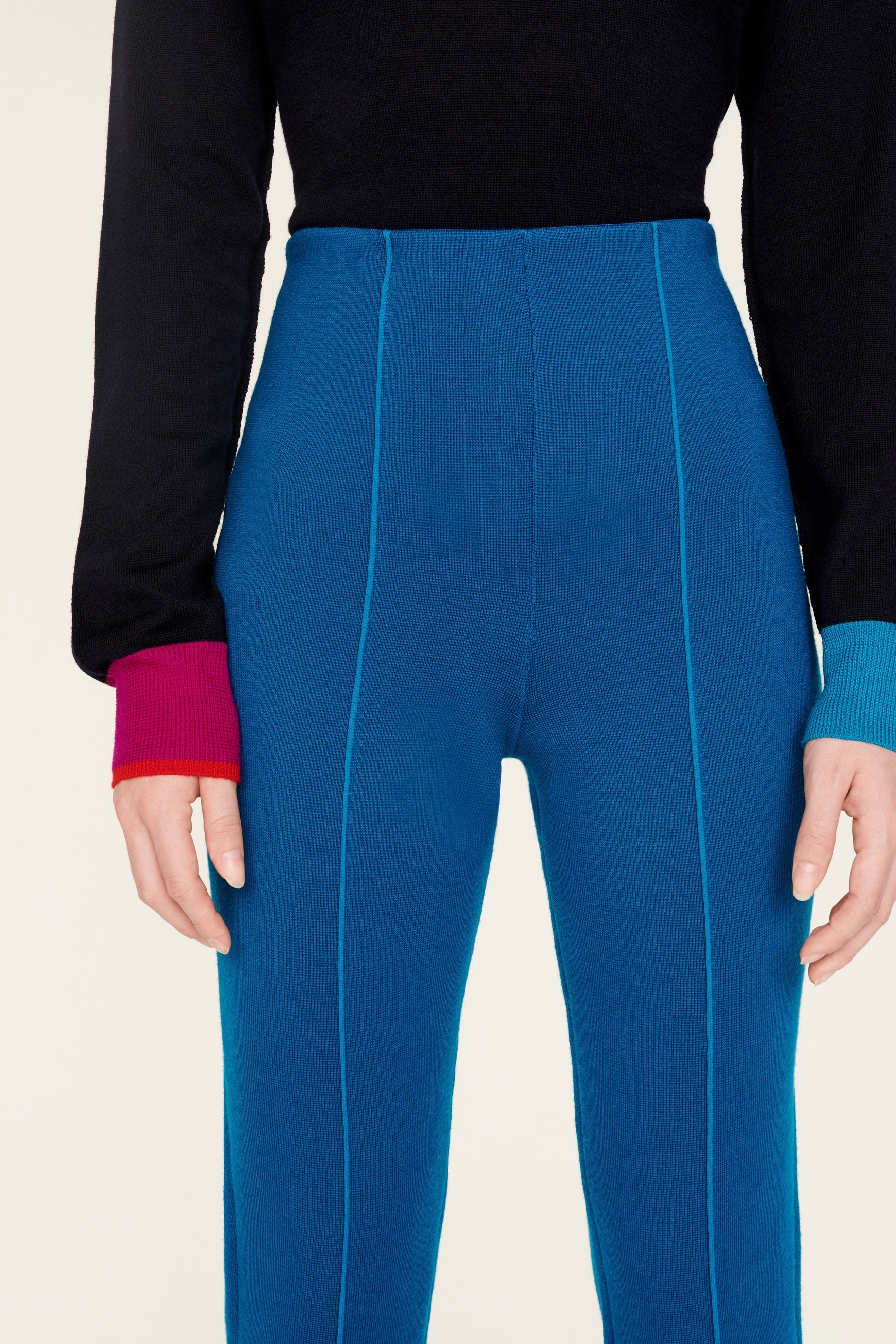 Pantalon Milano échancré coupe flare en laine - Bleu de Prusse