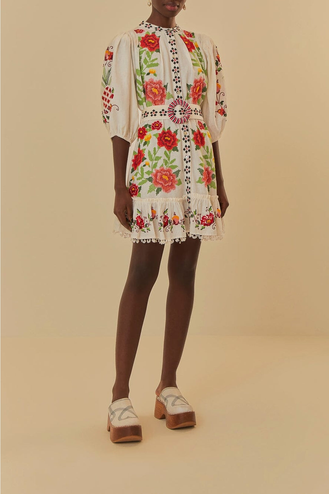 Robe courte à fleurs brodées carmin en lin - Blanc