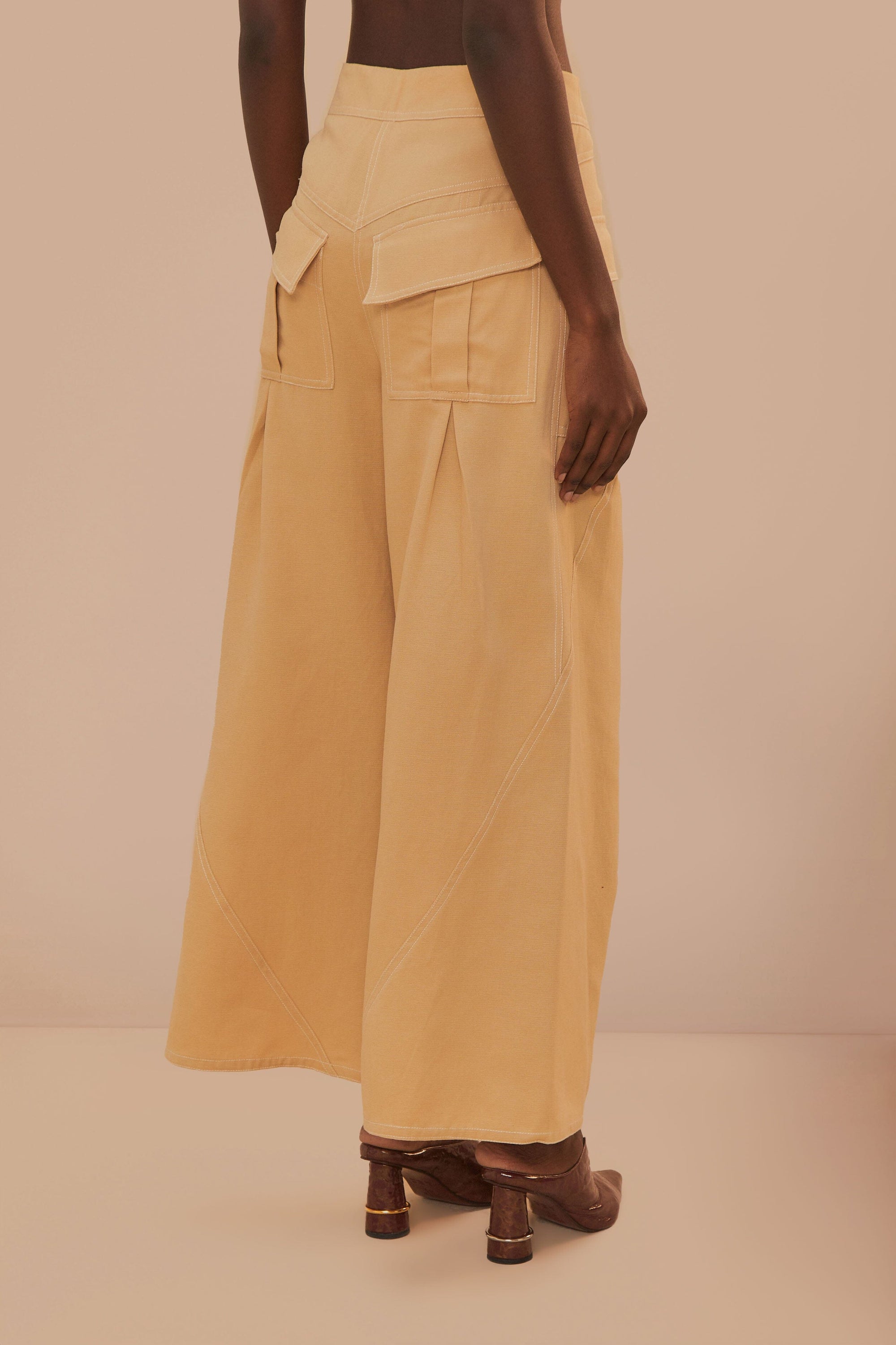 Pantalon surpiqué taille basse en coton - Beige