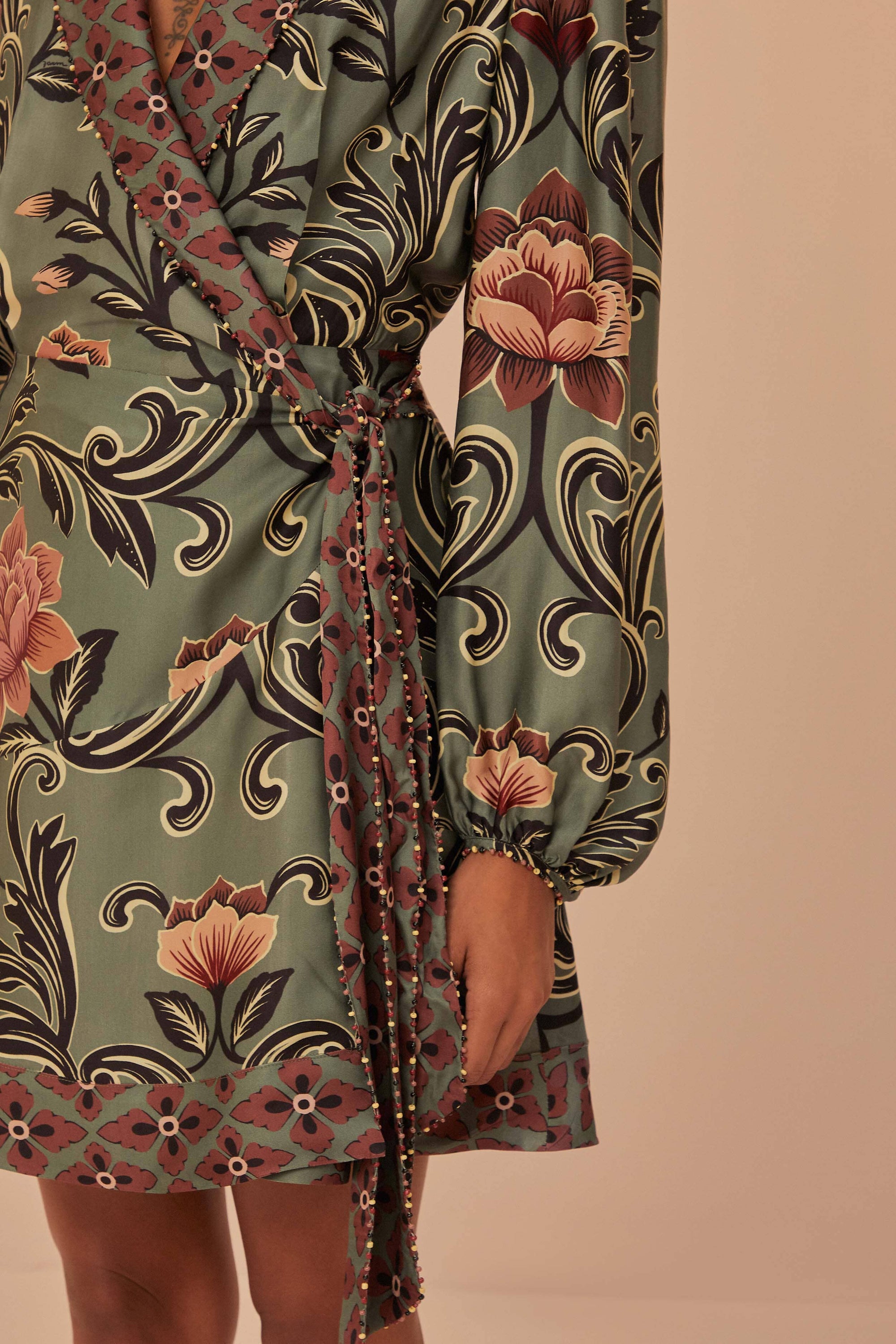 Robe courte à manches longues et motif floral arabesque - Vert